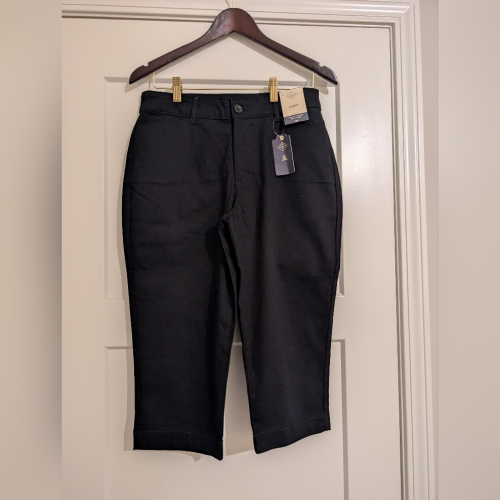 St. John's Bay Women's Capri Pants Black Size 8 NWT